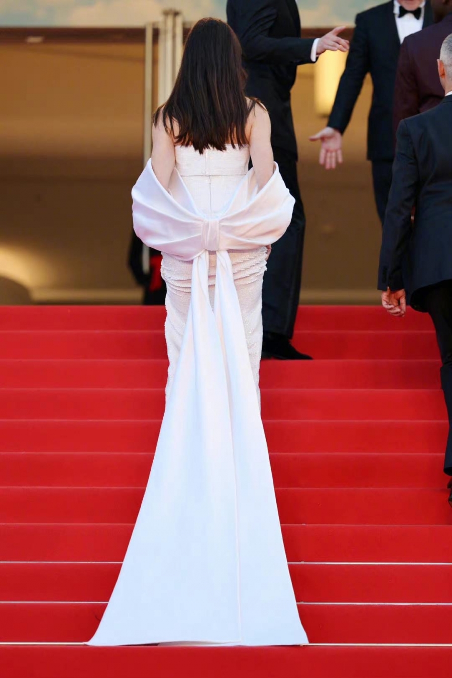 Thảm đỏ LHP Cannes 2022 ngày 2 và 3: Anne Hathaway, Julia Robert, Lý Nhã Kỳ mang trang sức tiền tỷ - Ảnh 7