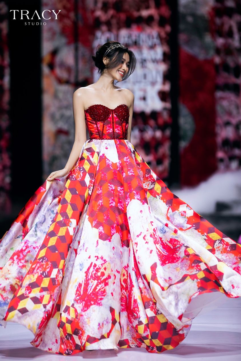 Đỗ Thị Hà xuất hiện rạng rỡ trong chiếc váy có tông màu đỏ nổi bật. (Ảnh: Tracy Studio)