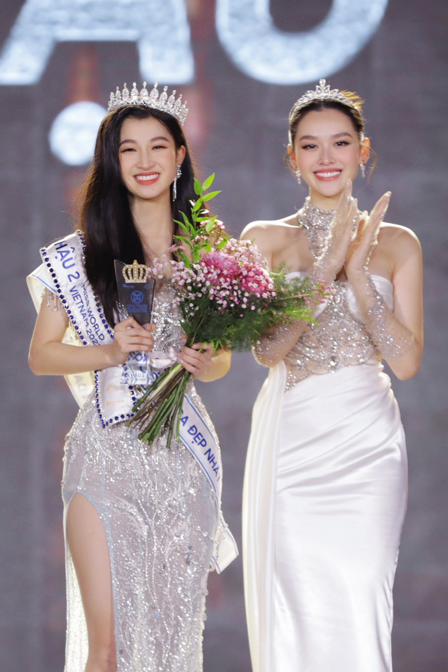 Á hậu 2 Miss World Vietnam 2022 gây ấn tượng bởi đôi mắt biết cười, nụ cười tươi tắn và đặc biệt nhiều người đồn đoán, mặt mộc của cô nàng cũng vô cùng hoàn hảo, không chút tì vết.