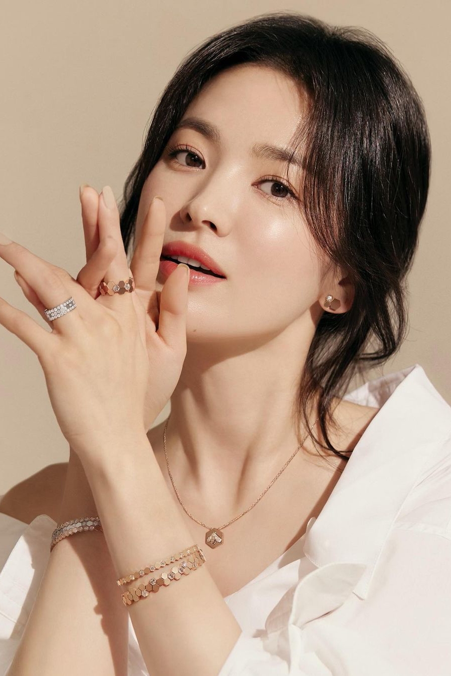 Tóc mái 'rèm cửa' giúp Song Hye Kyo 'hack tuổi' vi diệu - Ảnh 3