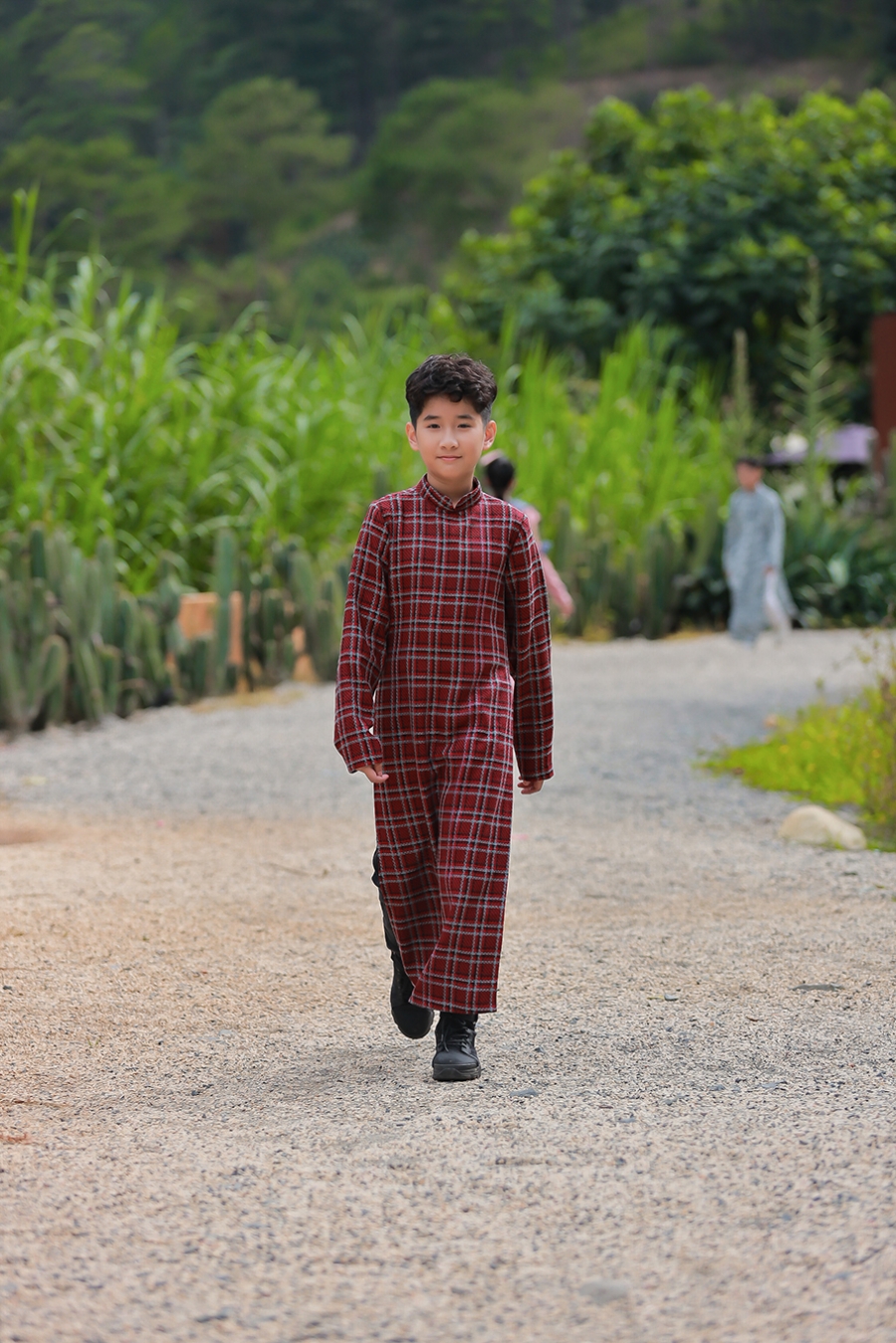 Không chỉ bé gái, bé trai cũng có trang phục áo dài vải tweed của riêng mình.