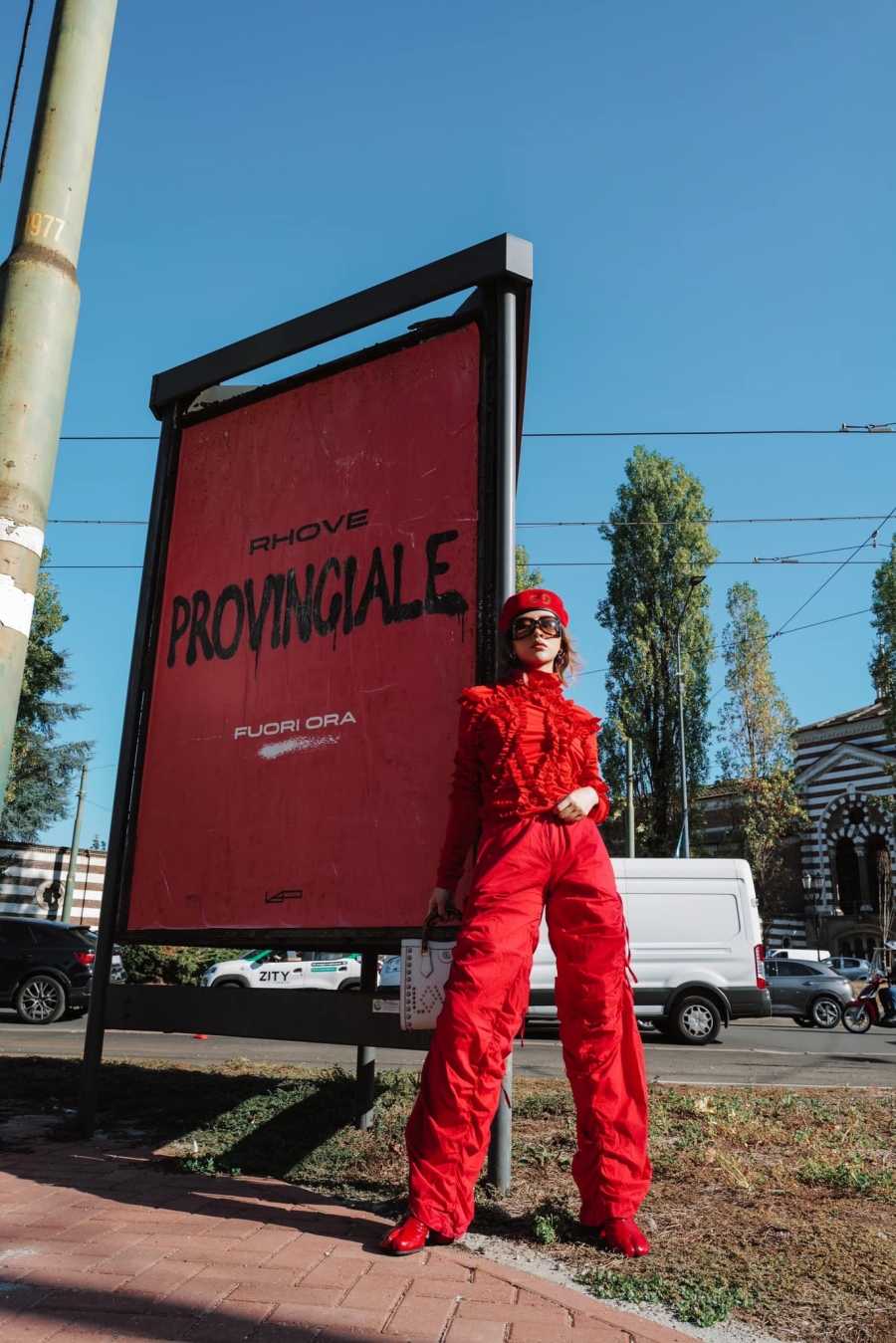 Chỉ xuất hiện trên đường phố Milan thôi nhưng Quỳnh Anh Shyn vẫn không ngừng 'cháy'. Cô diện trang phục xuyên suốt từ trên xuống dưới với mũ, quần áo và giày 'mũi heo' màu đỏ.