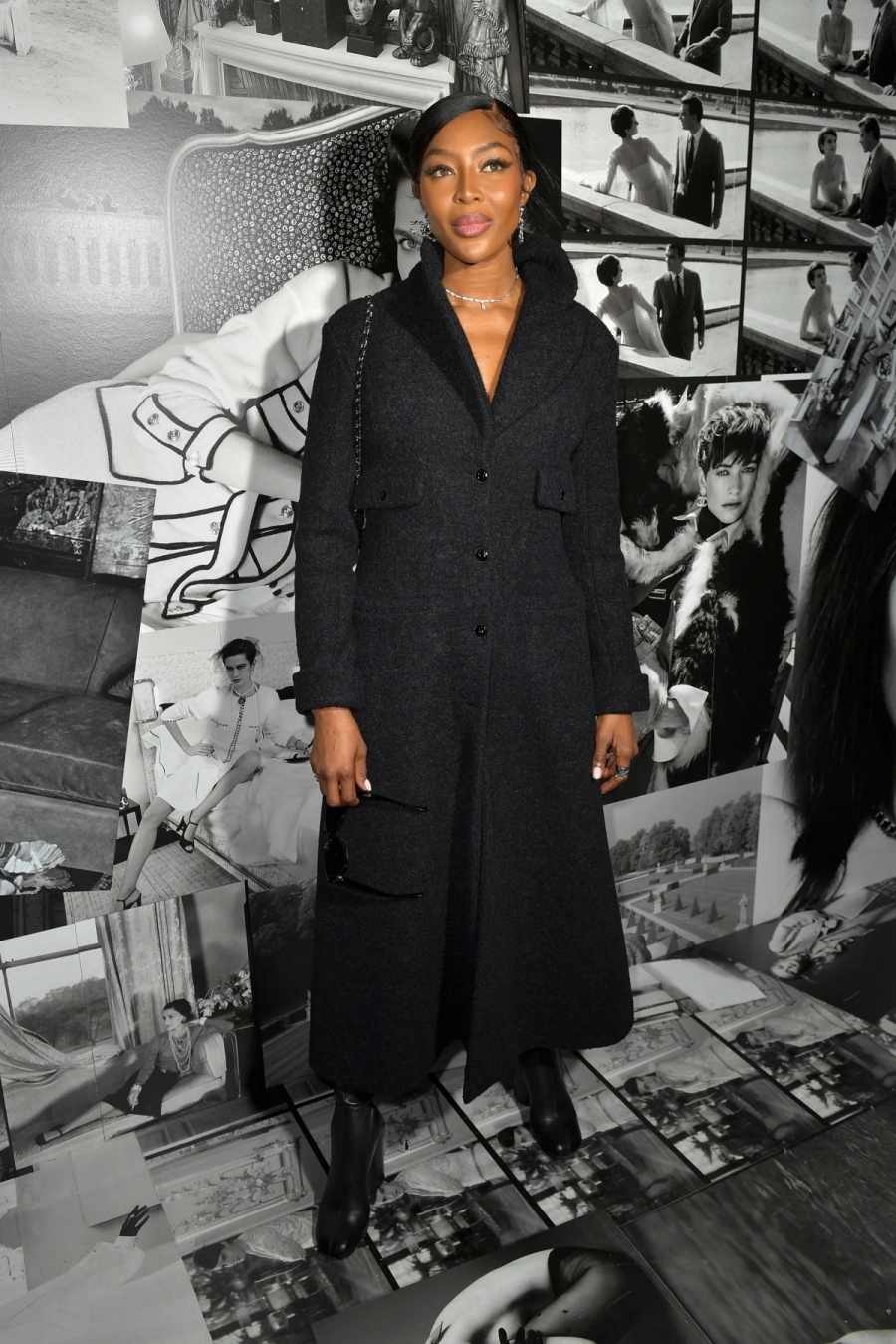 Siêu mẫu Naomi Campbell không hổ danh là 'Báo Đen' của làng thời trang. Cô mặc một chiếc áo trench coat vải tweed đen không điểm nhấn, phối với một đôi boots đen. Công bằng mà nói, outfit của siêu mẫu kì cựu sang trọng nhưng hơi thiếu điểm nhấn.