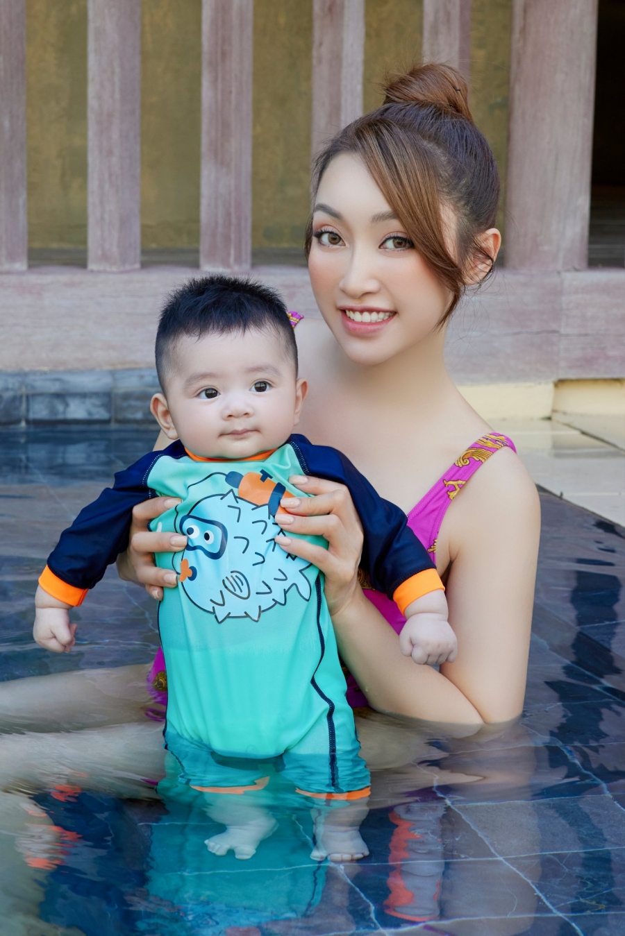 Quý tử nhà Chi Bảo mới 6 tháng tuổi đã bị mẹ bắt ra bơi mấy vòng hồ - Ảnh 1