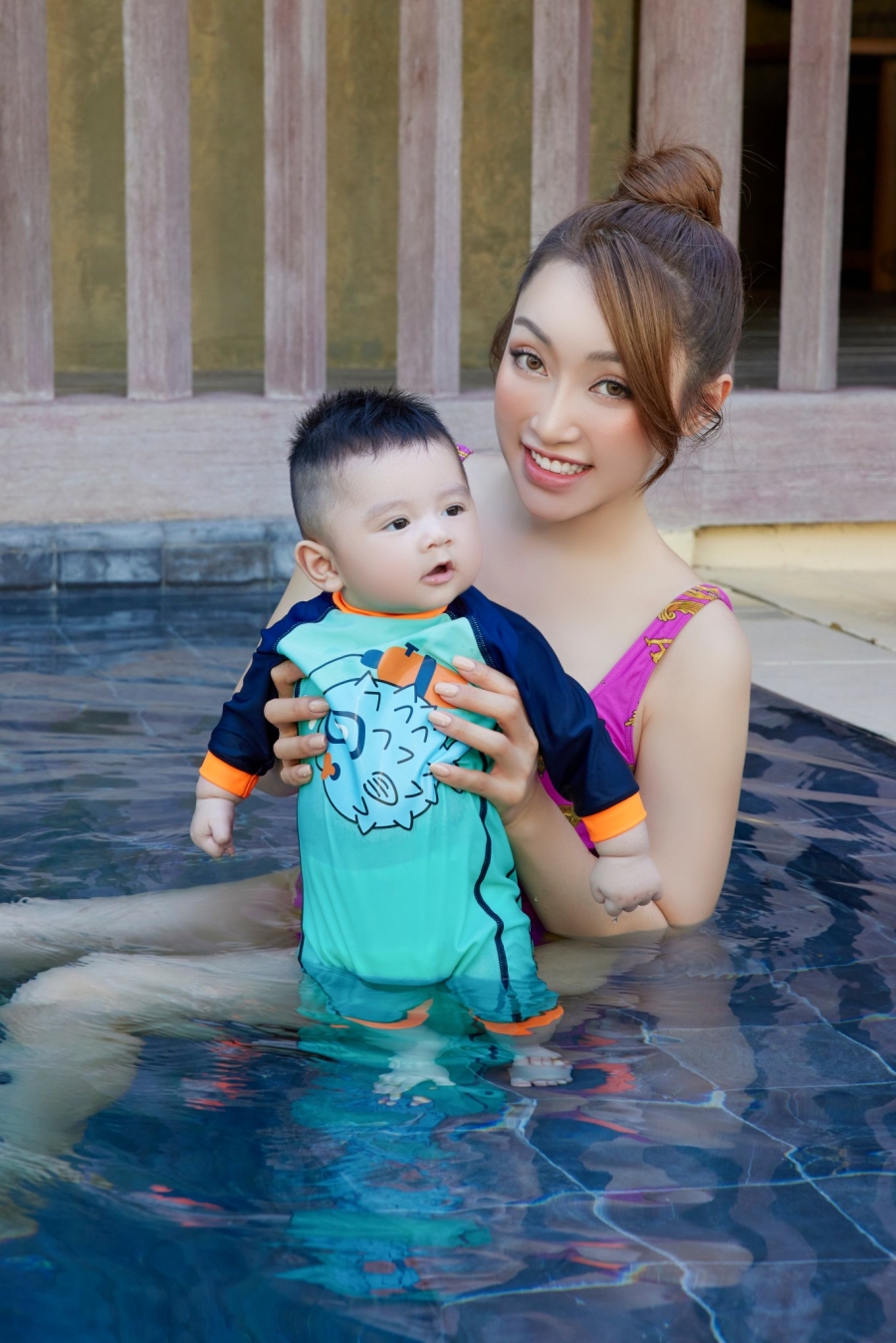 Quý tử nhà Chi Bảo mới 6 tháng tuổi đã bị mẹ bắt ra bơi mấy vòng hồ - Ảnh 2