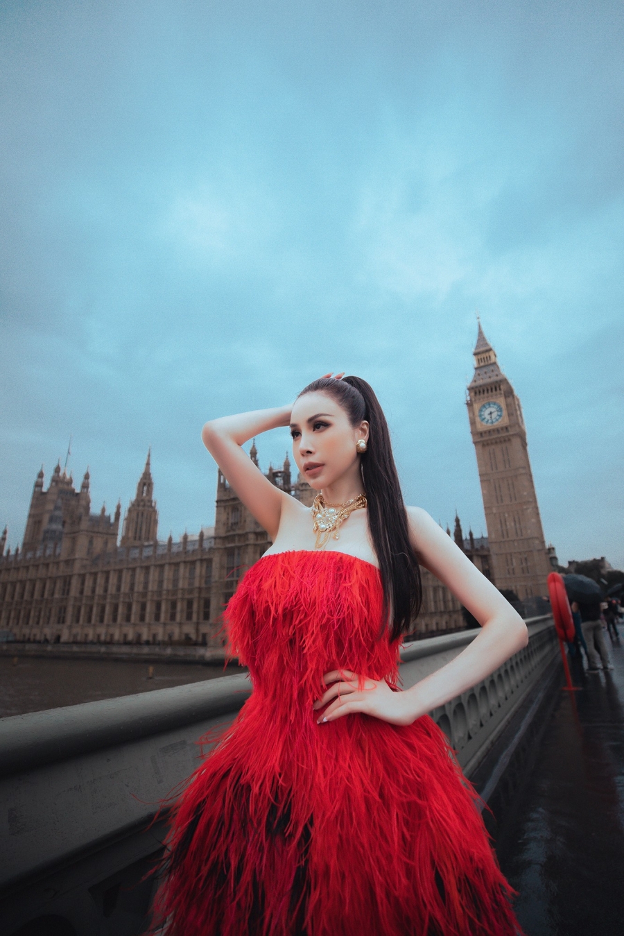 Người mẫu Hương Ly, Hoa hậu Hoàng Dung 'rực lửa' tại London Fashion Week 2022 - Ảnh 6