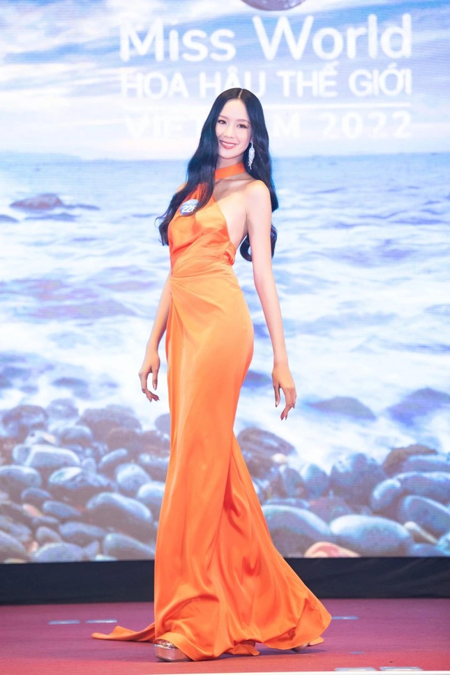 Người đẹp đã từng giành tấm vé đầu tiên vào thẳng Top 20 Miss World Vietnam 2022 nhờ chiến thắng phần thi 'Người đẹp Thời trang'. 