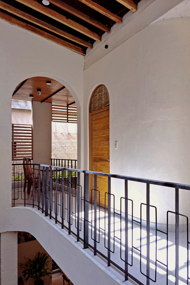 Kiểu dáng mái vòm được sử dụng ở nhiều vị trí khác nhau như không gian thờ phụng, cửa ra vào, bức tường chuyển tiếp giữa các khu vực chức năng,... tạo nên vẻ đẹp vừa cổ điển vừa hiện đại.