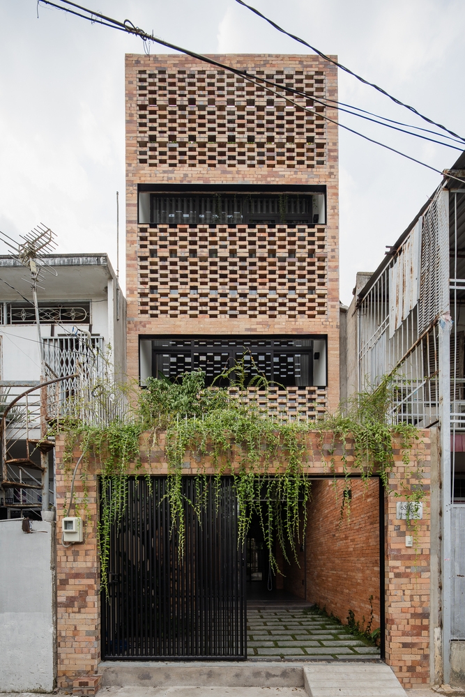 P House do THIA Architecture thiết kế, nằm trong con hẻm nhỏ thuộc Phường 10, quận Gò Vấp, TP. HCM. 