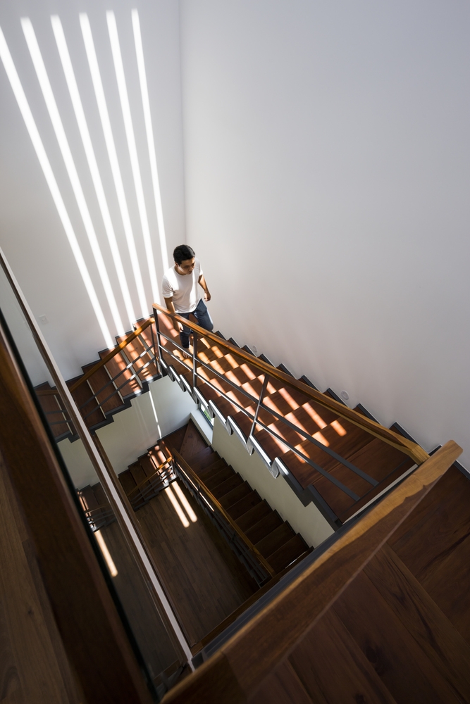 Cầu thang gỗ dẫn chúng ta khám phá những căn phòng khác nhau ở các tầng trên của ngôi nhà. Những tia nắng chiếu xuống các bậc tam cấp vô cùng đẹp mắt.