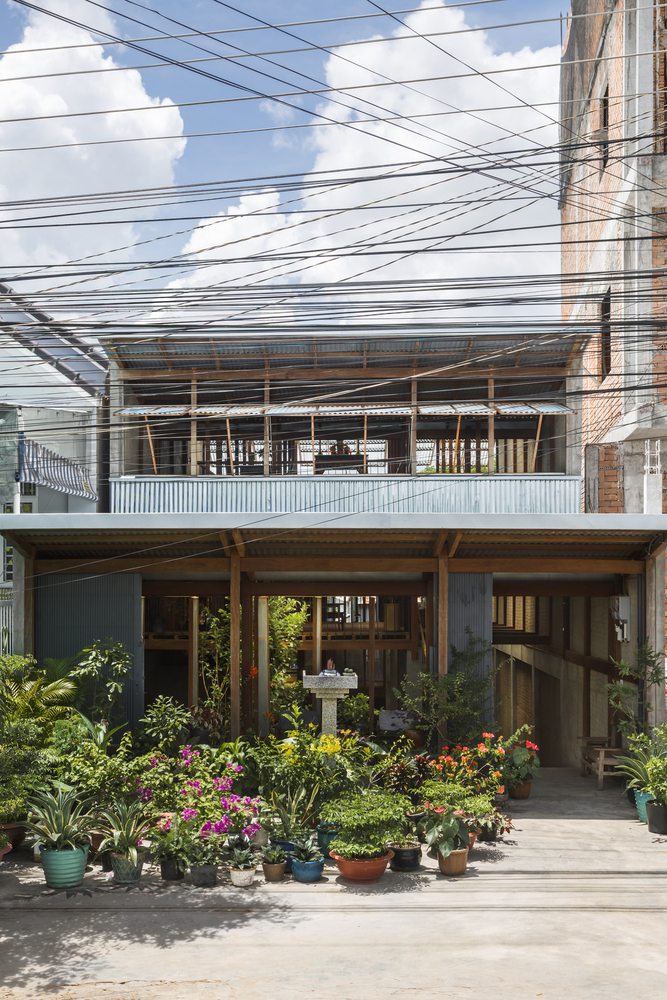 Mời bạn xuôi về vùng Đồng bằng sông Cửu Long, ghé Châu Đốc (tỉnh An Giang) để chiêm ngưỡng công trình nhà ở có tên gọi giản dị - 'House in Chau Doc'. 
