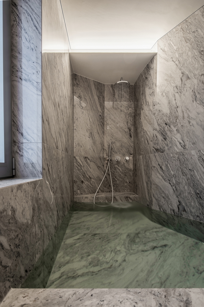 Phòng tắm được chia thành một khu vực bồn tắm ướt kết hợp vòi hoa sen và một nhà vệ sinh riêng biệt dù đó chỉ là những không gian rất nhỏ. 