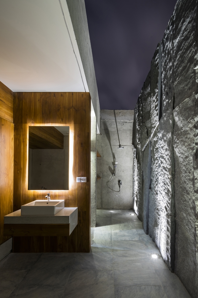 Các phòng tắm được thiết kế bởi những khối đá thô mộc. Nhìn chung, mỗi vật liệu được chọn lựa thiết kế nội thất đều mang một vẻ đẹp riêng, “mười phân vẹn mười”!