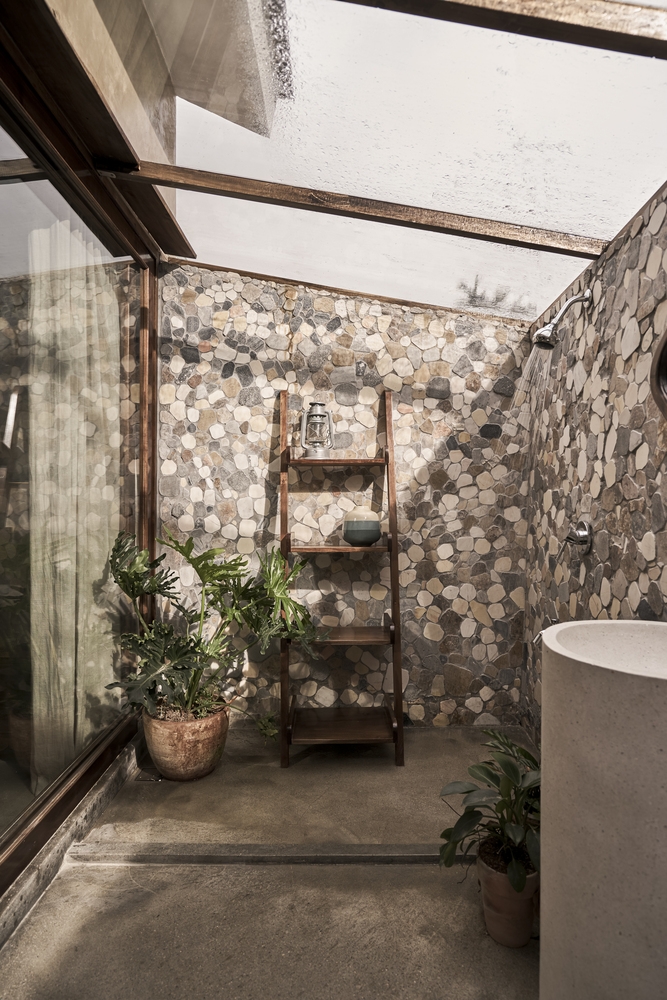 Không gian phòng tắm cũng được thiết kế lãng mạn như hòa quyện với nắng gió tự nhiên cho cảm giác thư giãn mà vẫn riêng tư tuyệt đối.