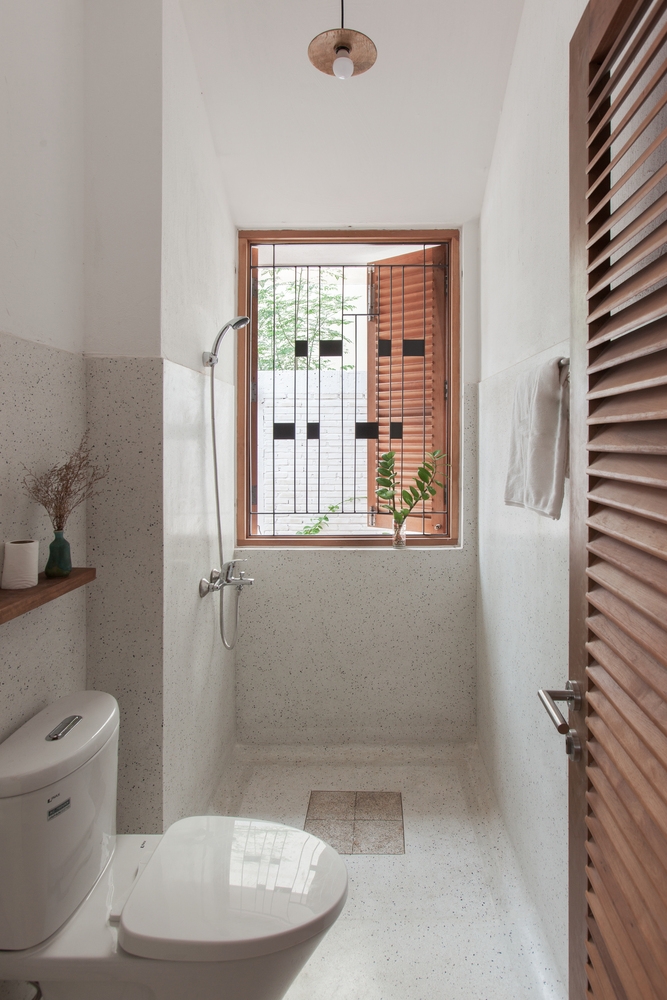 Không gian phòng tắm và nhà vệ sinh cũng được thiết kế nhỏ xinh với khung cửa sổ mát mẻ cùng những chi tiết trang trí tinh tế.