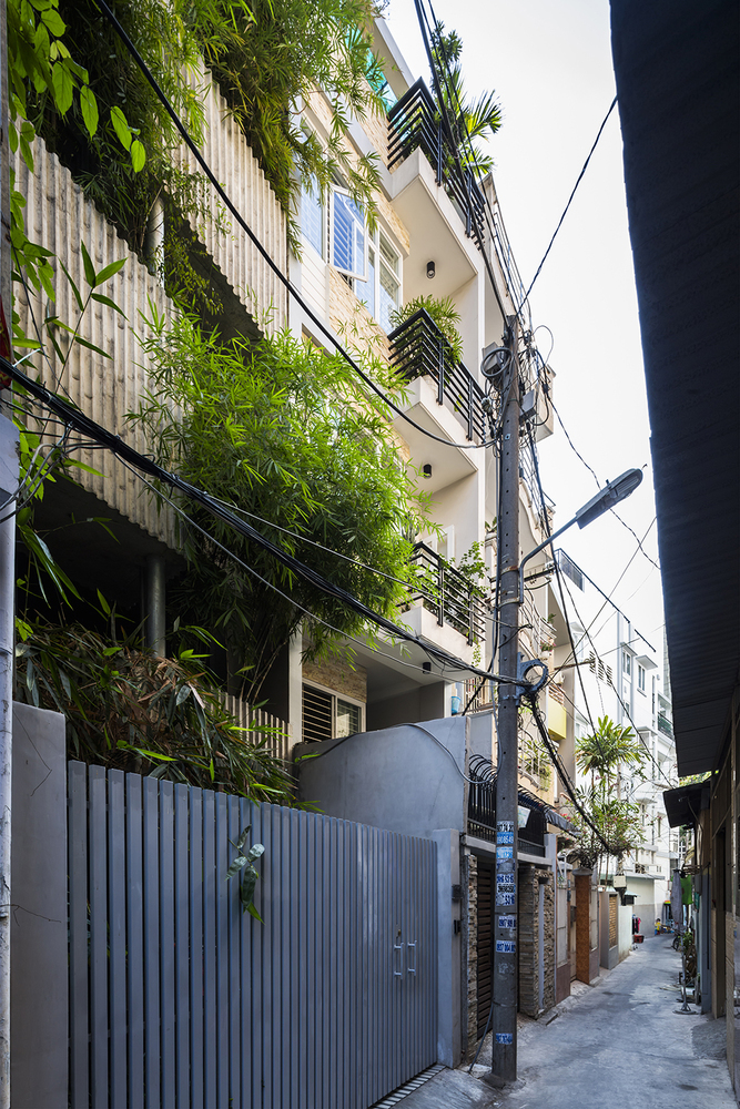 Vị trí của 'Bamboo House' nằm trong con hẻm nhỏ ở Sài Gòn với bề rộng chỉ 2-3m, các ngôi nhà xung quanh được xây dựng dày đặc.