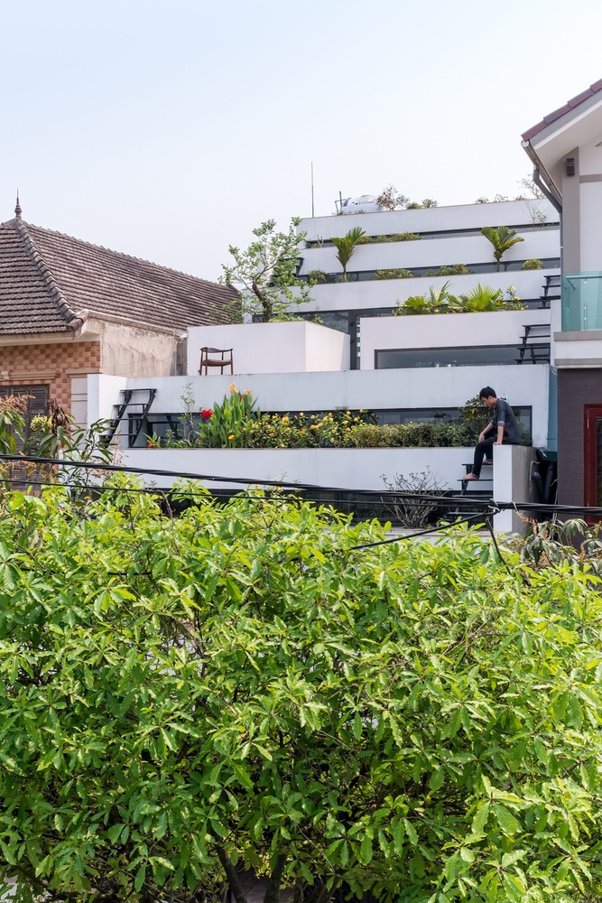 Ý tưởng thiết kế kết hợp hai yếu tố đặc trưng của vùng nông thôn Việt Nam: Ngôi nhà (không gian để ở) và ruộng bậc thang (không gian canh tác nông nghiệp).