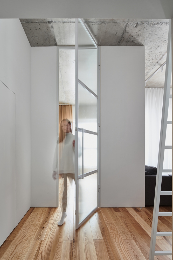 Không gian phòng ngủ được thiết kế tách biệt để tạo sự riêng tư cho gia chủ. Cánh cửa kính mờ vừa giúp đón nắng lan tỏa khắp căn hộ vừa tạo được sự riêng tư cần thiết.