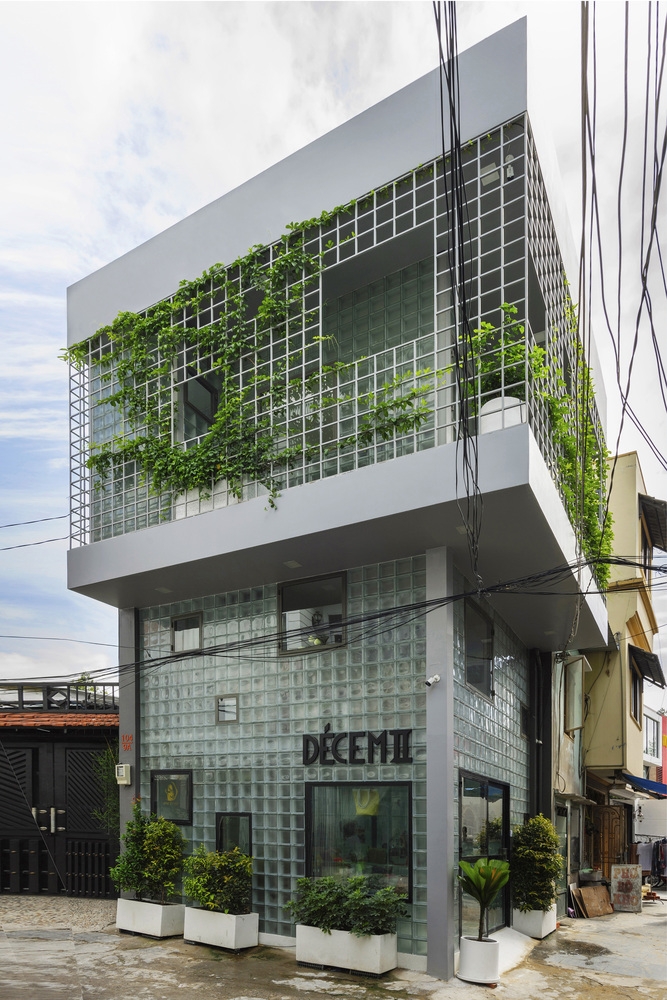 'Glass-block Micro House' được xây dựng trên khu đất chỉ vỏn vẹn 18m² trong con hẻm tại Q.1 Sài Gòn nhưng vẫn vô cùng nổi bật nhờ thiết kế mặt tiền độc đáo.