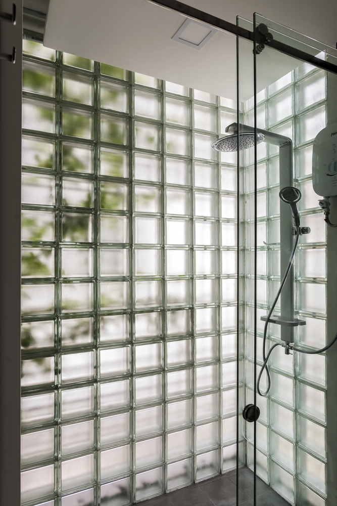 Phòng tắm thiết kế tối giản với góc lắp đặt vòi sen bằng kính cho cảm giác thú vị. 