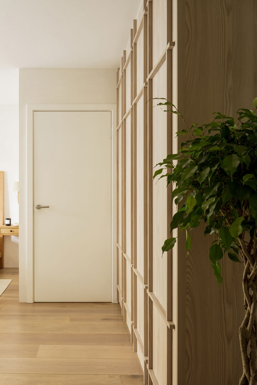 Hầu hết vật liệu thiết kế nội thất đều thân thiện với môi trường, 'tuổi thọ' cao như gỗ, đá,... Hệ thống tủ lưu trữ gỗ cao kịch trần giúp tối ưu hóa không gian hiệu quả.