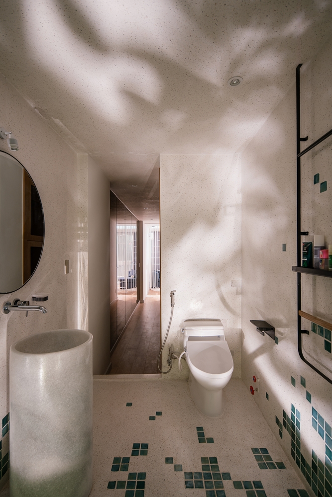Không gian phòng tắm và nhà vệ sinh cũng có phong cách hiện đại, sáng sủa, đón nhận ánh sáng mặt trời nên tránh được sự ẩm thấp.