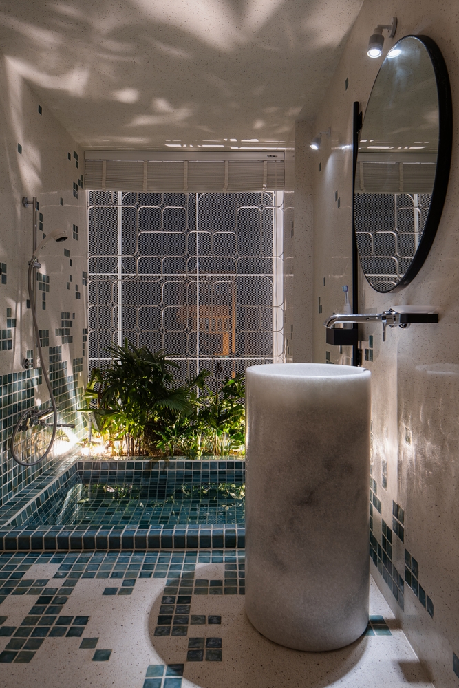 Bồn tắm được thiết kế với những viên gạch ốp lát màu xanh ngọc lục bảo giống như bể bơi mini trong nhà cực kỳ thư giãn.