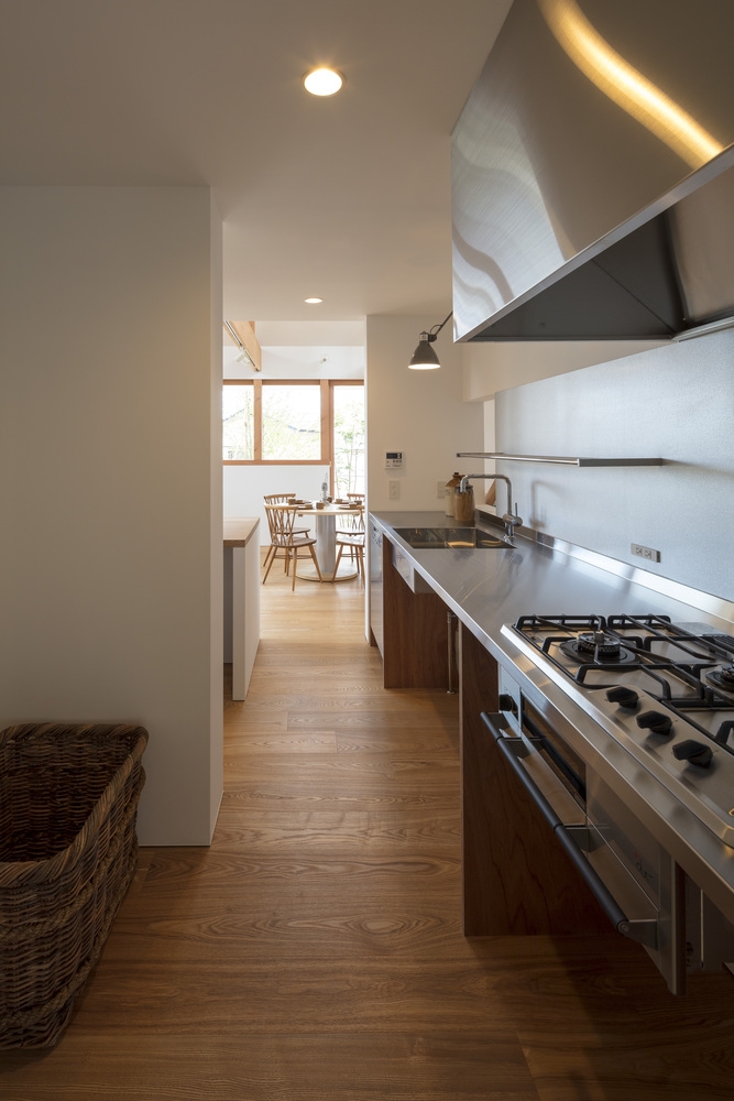 Phòng bếp với nội thất gỗ và thép không gỉ cho cảm giác vừa mộc mạc vừa sang trọng và hiện đại. Hệ thống kệ mở bố trí ở nhiều nơi giúp lưu trữ tối ưu hơn.