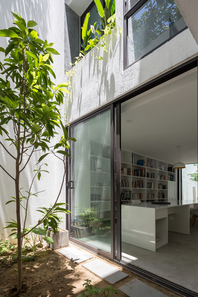 Mệ Loan’s House là công trình nhà ở thiết kế theo phong cách tối giản nhưng tiện nghi, không gian sống toát lên vẻ nhẹ nhàng, thoáng đãng, gần gũi với thiên nhiên. 