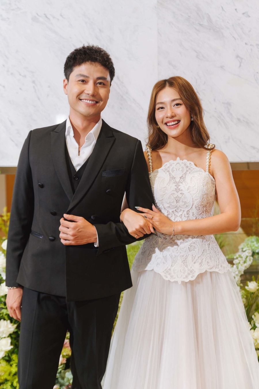 Tham dự triển lãm váy cưới của NTK Chung Thanh Phong được tổ chức tại một khách sạn 5 sao ở Hà Nội, Khả Ngân mặc đầm cưới trắng muốt, tay trong tay cùng 'tình tin đồn' Thanh Sơn.