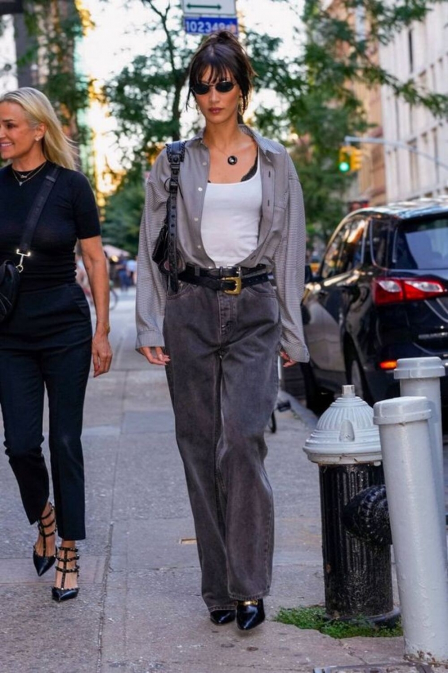 Bella Hadid nhiều lần được bắt gặp phối thắt lưng đôi dạo phố. Nữ người mẫu thường lựa chọn cặp thắt lưng cùng chất liệu, phối cùng các món đồ mang hơi hướng đường phố, bụi bặm.