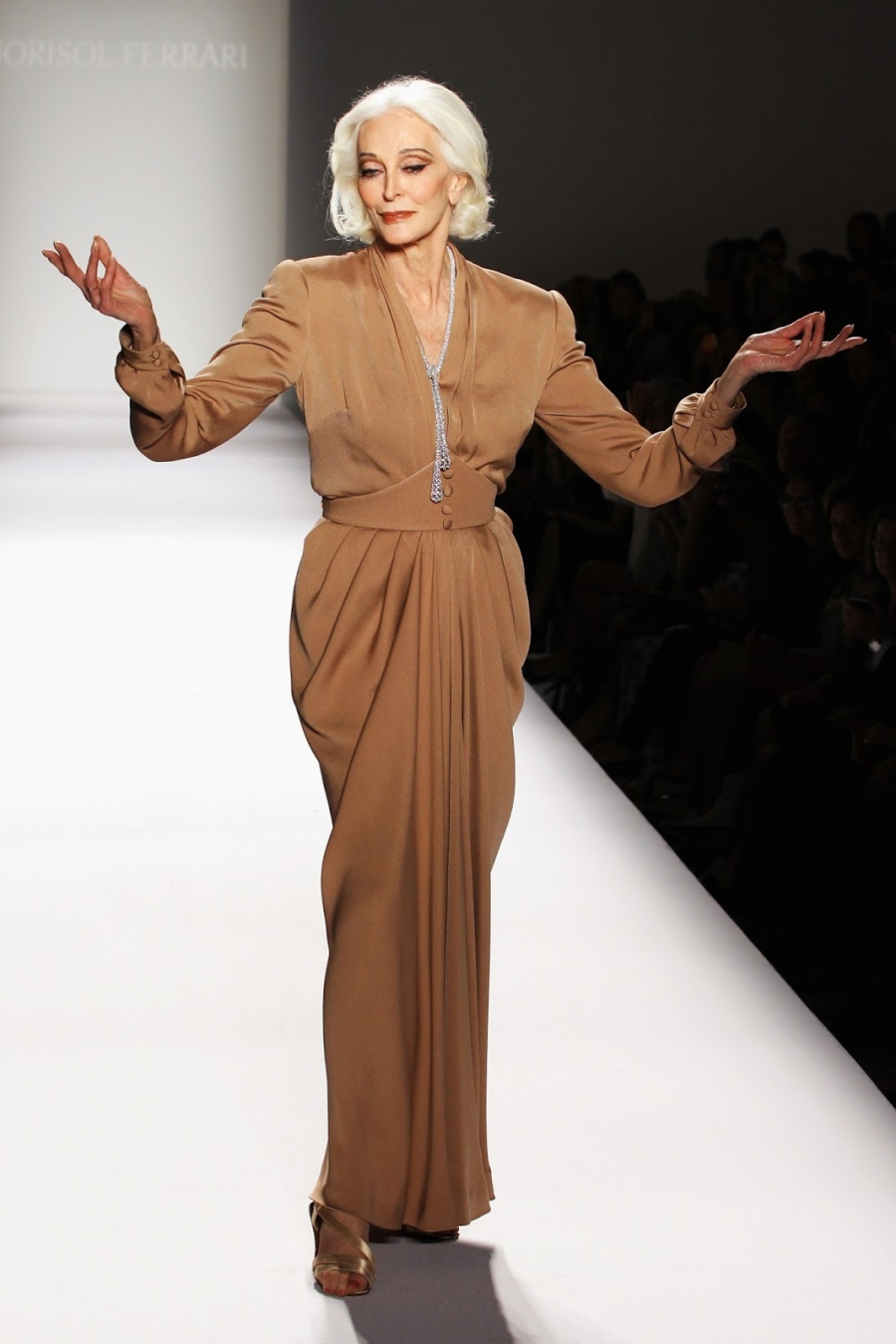 Cách trình diễn của Carmen Dell’ Orefice trên sàn runway được miêu tả bằng hai từ 'thần thái' và 'sang chảnh'.