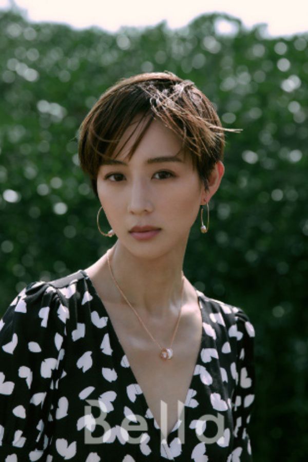 Trương Quân Ninh - nàng 'Hải Lan' của 'Như Ý truyện' là một nữ diễn viên Đài Loan được nhiều nhãn hàng yêu thích. Để vào một vai diễn, cô không ngần ngại cắt bỏ mái tóc dài nuôi trong 20 năm và mang đến một diện mạo mới lạ.