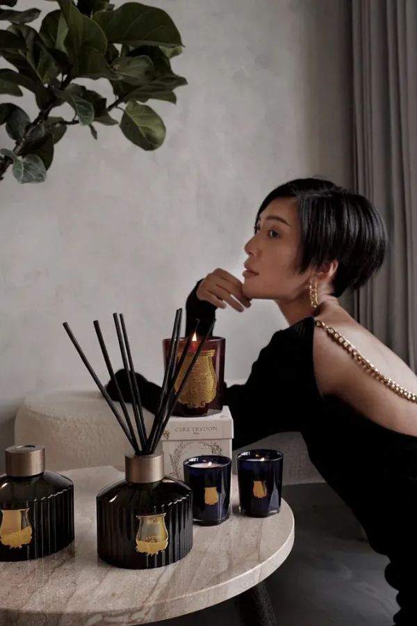 Kiểu tóc của blogger thời trang Đài Loan Molly Chiang bao gồm các đường gọn gàng ở phía trước để làm nổi bật hình dạng khuôn mặt. Kiểu tóc này rất dễ kết hợp với trang phục và thể hiện cá tính của chủ sở hữu
