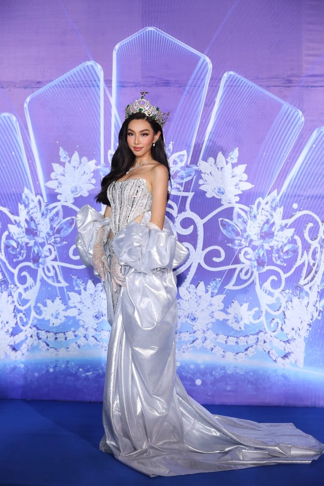 Thùy Tiên, Tiểu Vy phải kiễng chân khi đứng cạnh Hoa hậu đẹp nhất Thế giới 2021 - Ảnh 3