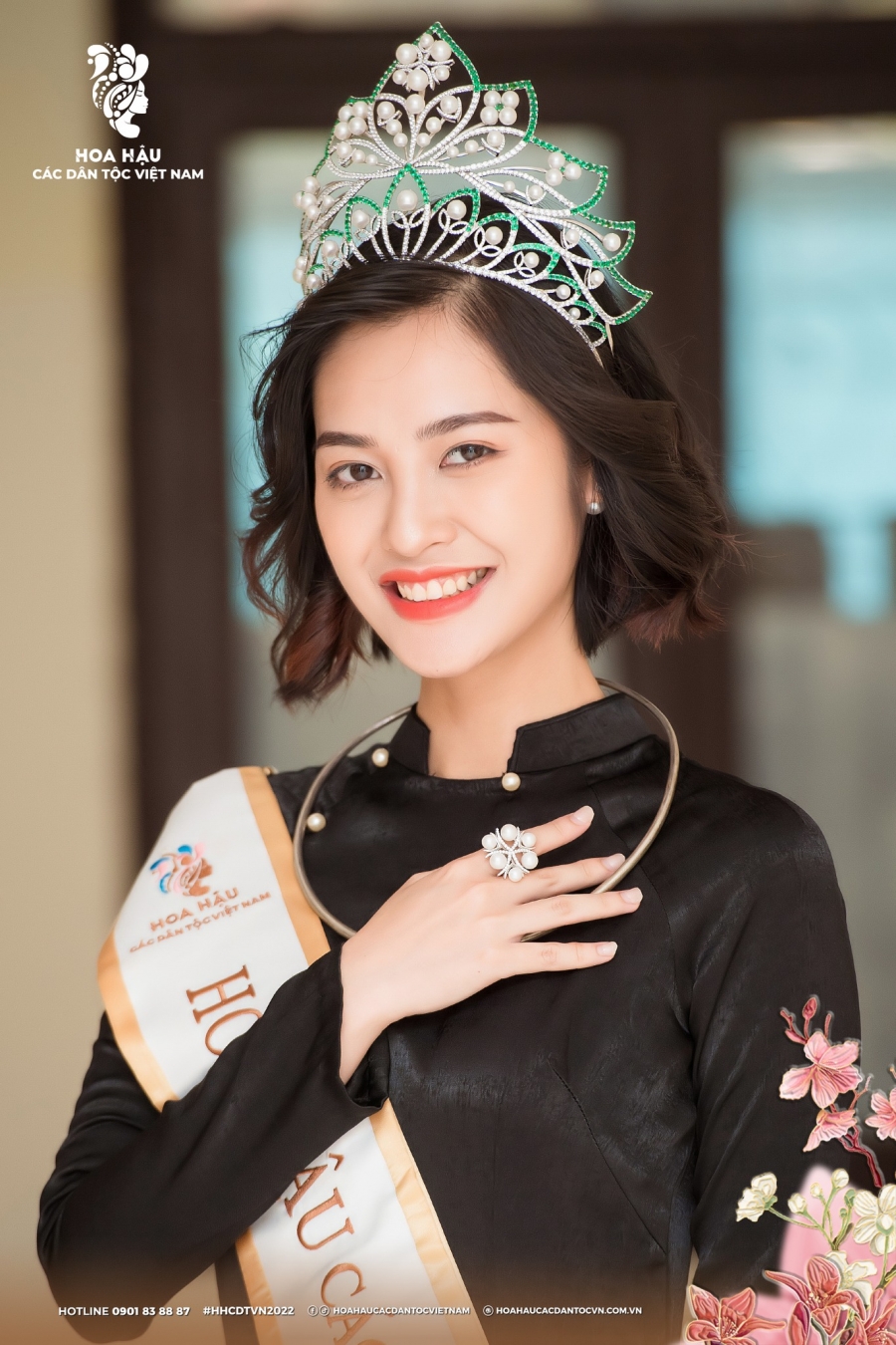 Hoa hậu Nông Thúy Hằng được người dân quê nhà vây kín hậu ồn ào bị ghẻ lạnh - Ảnh 3