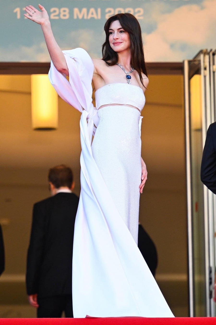 Vẻ đẹp của Anne Hathaway. trên thảm đỏ LHP Cannes 2022 ngày 19/5.