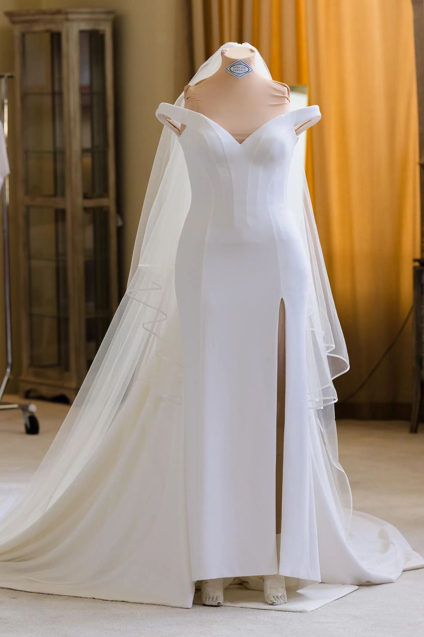 Váy cưới của Britney Spears do Versace thiết kế.