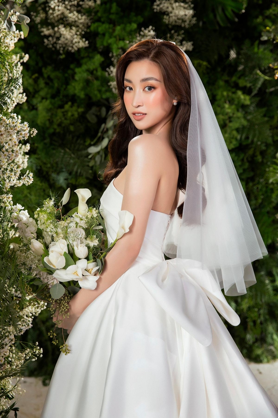 Đỗ Mỹ Linh chưa bao giờ khiến fan thất vọng mỗi khi hoá thân thành cô dâu.
