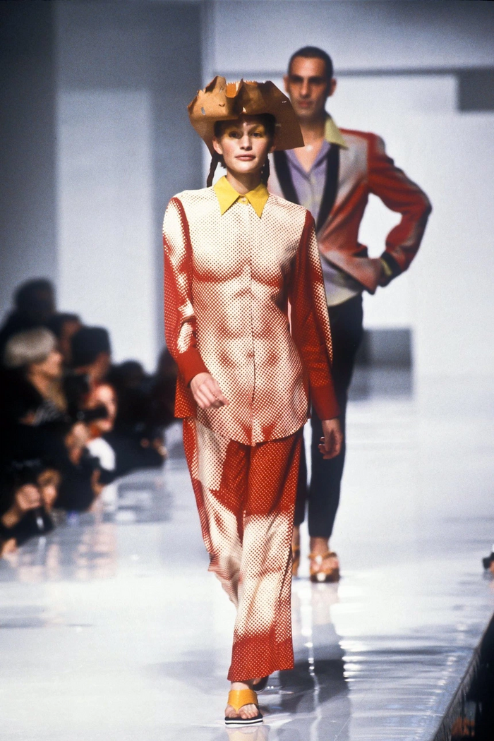 Truyền tải thông điệp về việc yêu cơ thể, Jean Paul Gaulthier đã sử dụng những hình in lồng ghép cơ thể, tạo ảo ảnh quang học trên quần áo.