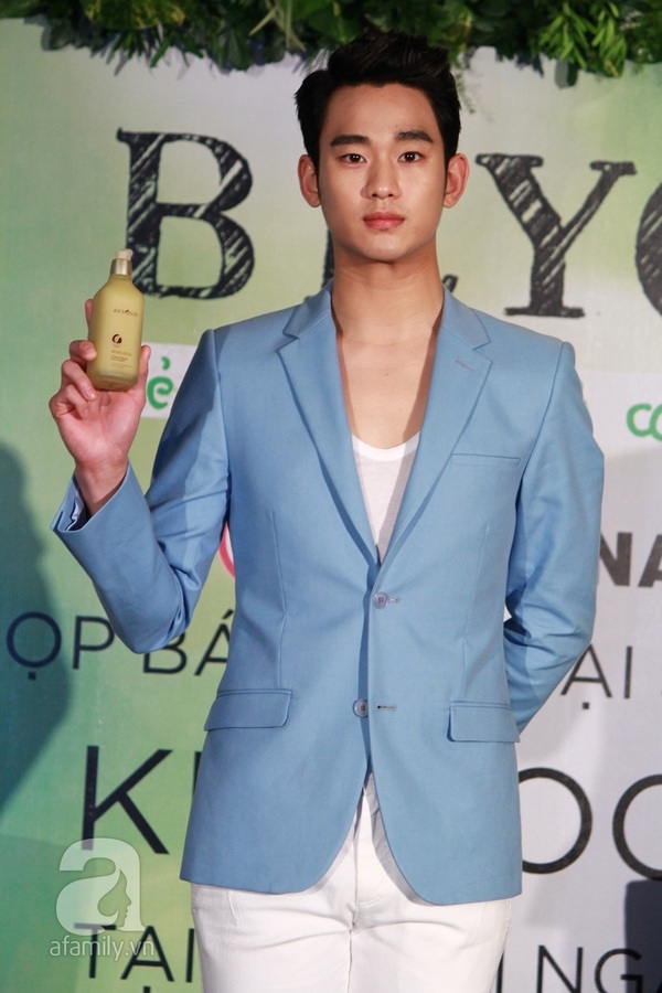 Kim Soo Hyun từng đến Việt Nam vào năm 2014, anh chàng xuất hiện tại sự kiện với bộ suit xanh nhạt, phối layer áo thun cho mát mẻ, phù hợp với khí hậu tại đây. (Ảnh: afamily)