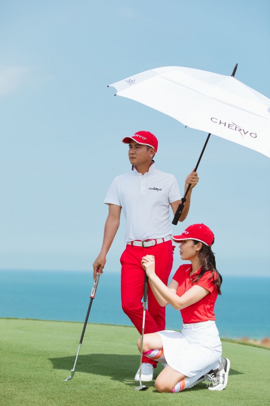 Hồ Hoài Anh và Lưu Hương Giang thường xuyên diện đồ golf đồng màu, thể hiện tình cảm gắn kết trên sân cỏ.