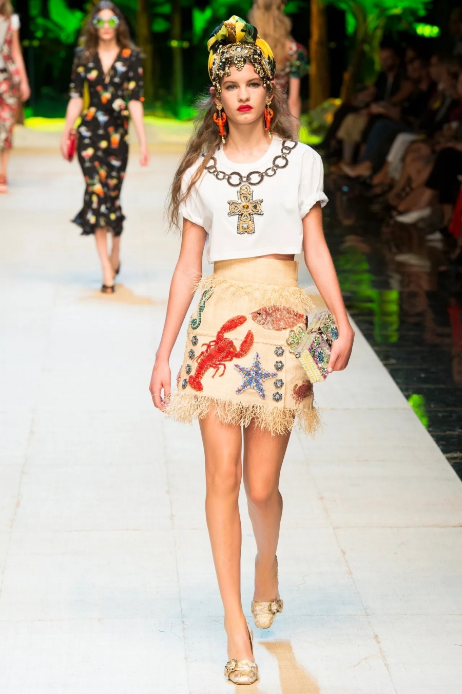 Dolce&Gabbana - thương hiệu theo đuổi phong cách Địa Trung Hải cũng đưa hình ảnh chú tôm hùm vào các BST lấy cảm hứng từ đại dương của mình.