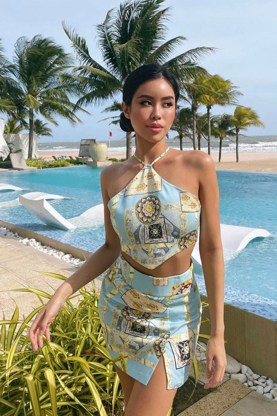 Rich Kid Tiên Nguyễn theo đuổi phong cách Địa Trung Hải với set váy từ Versace. Áo yếm giúp cô nàng khoe trọn sự hấp dẫn từ làn da 'bánh mật'.