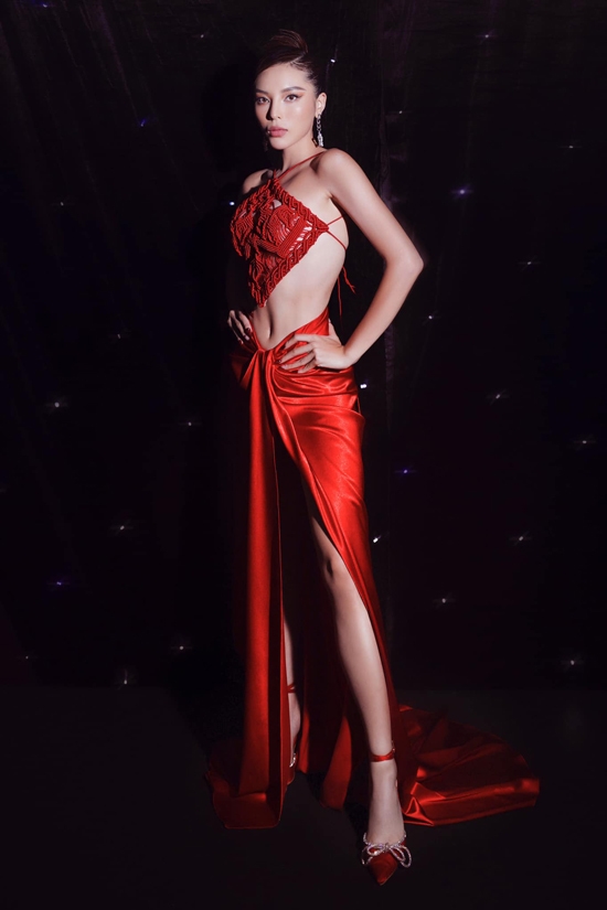 Tương tự Minh Tú, Hoa hậu Kỳ Duyên cũng lấy sắc đỏ làm chủ đạo. Cô kết hợp áo yếm thêu lạ mắt với chân váy xẻ tà, khoe chân dài quyến rũ.