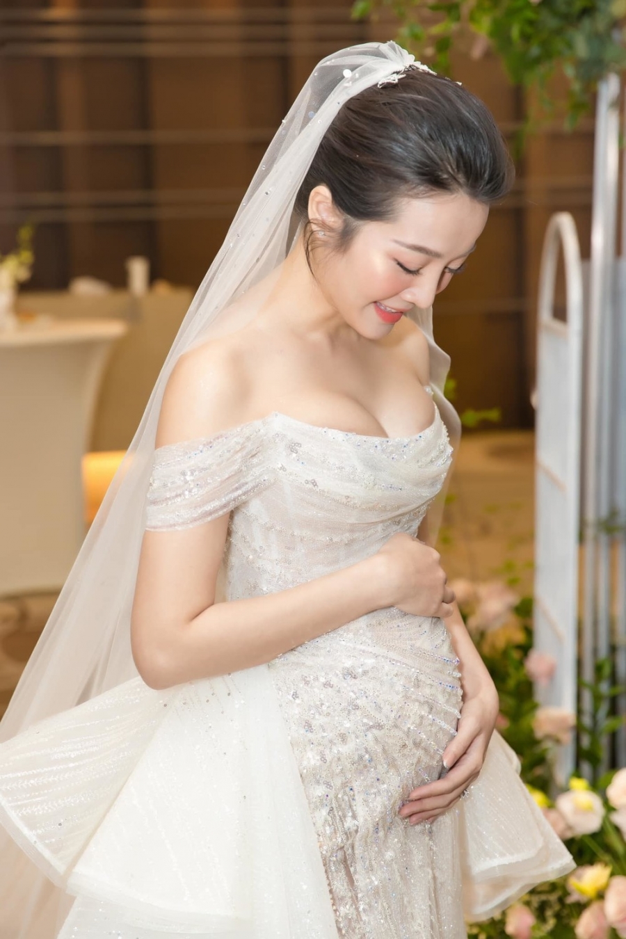 Trước đó, bất ngờ thông báo mang thai trong hôn lễ, Karen Nguyễn đã nhận về vô số lời chúc phúc của cư dân mạng. Chú rể cũng được mọi người khen là người đàn ông có trách nhiệm.