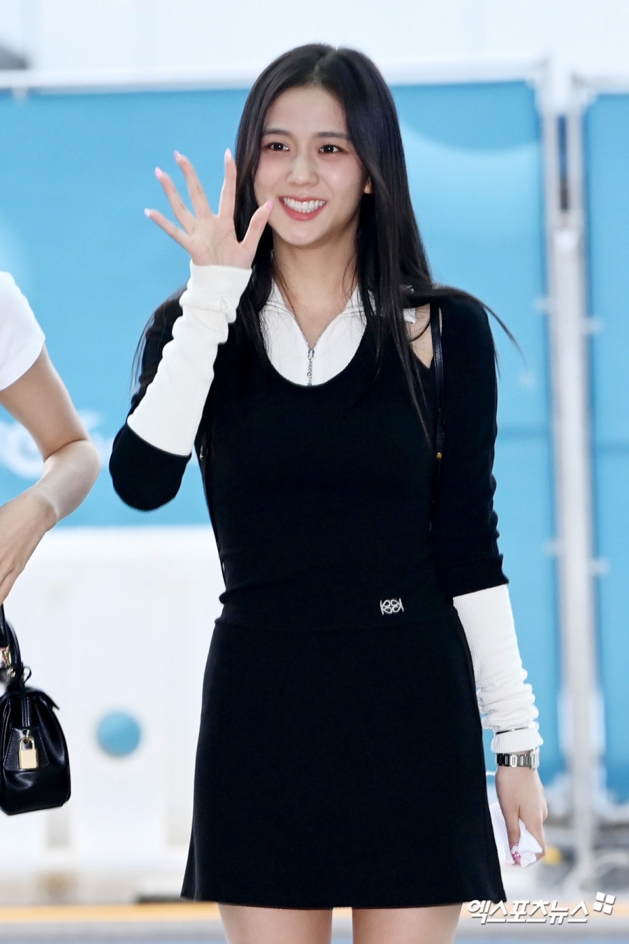 Outfit nữ tính của Jisoo tại sân bay Incheon.