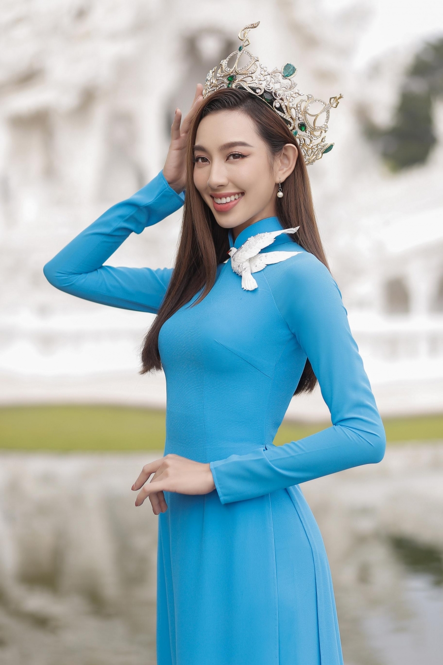 Hoa hậu Thuỳ Tiên nhiều lần chọn áo dài để xuất hiện trước công chúng.