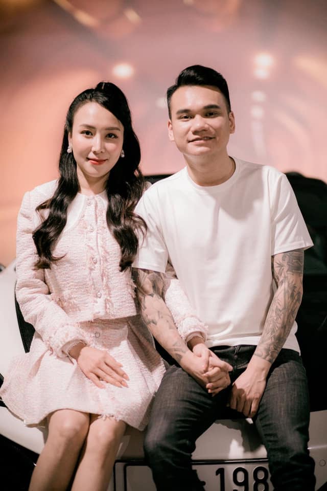 Hẹn hò được 1 năm thì cưới, Thảo Bebe và Khắc Việt là một trong những cặp đôi được quan tâm của showbiz phía Bắc. Mỗi khi xuất hiện bên chồng, cô nàng luôn giữ hình tượng kín đáo, khác hắn với lúc xuất hiện một mình.