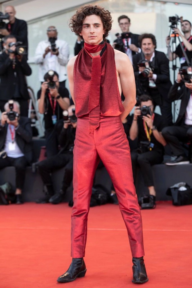 Timothée 'lăng xê' gu thời trang phi giới tính trên thảm đỏ Liên hoan phim Venice lần thứ 79.